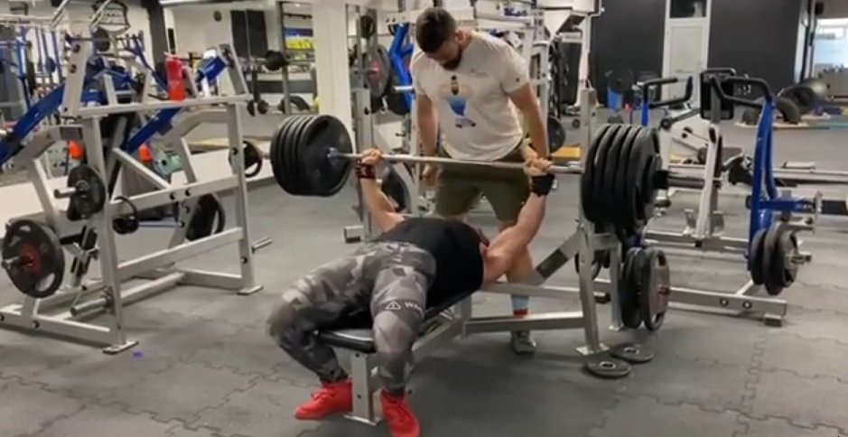 Tomasz Zakrzewski bench pressing 225kg